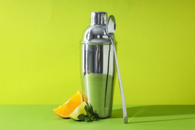 Taze kireç ve portakallı metal titretici.