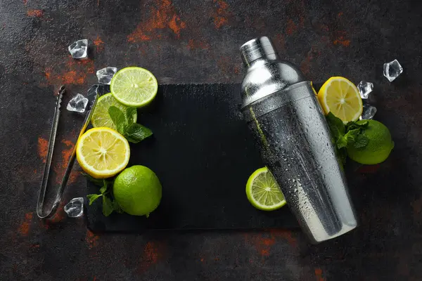 Koyu arkaplanda taze kireç bulunan metal titretici.