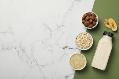 Alternatif süt ve bitkisel malzemeler beyaz ve yeşil arkaplan üzerine, metin için boşluk