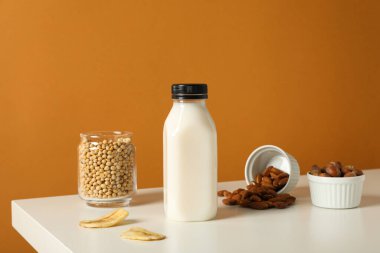 Alternatif süt, fındık ve soya fasulyesi.