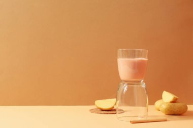 Patates sütü, taze ve sağlıklı içecek konsepti.