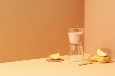 Patates sütü, taze ve sağlıklı içecek konsepti.