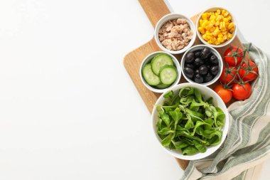 Hafif arka planda ton balıklı salata pişirmek.