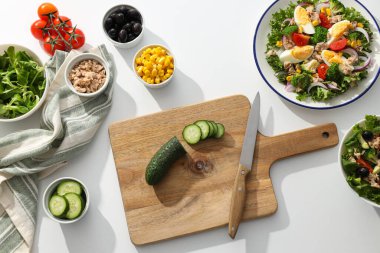 Hafif arka planda ton balıklı salata pişirmek.