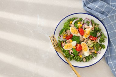 Masada ton balıklı salata..