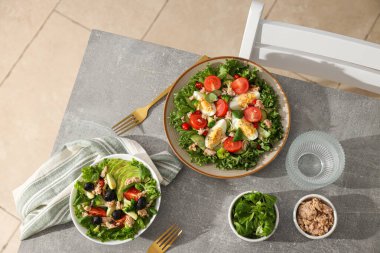 Gri bir masada ton balıklı salata..