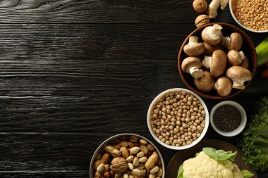 Koyu ahşap zemin üzerinde vegan protein ürünleri seti, metin için alan