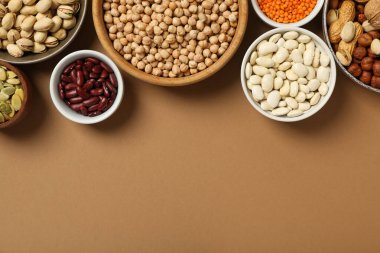 Bej arka planda fasulye, fındık ve tohumlar, metin için boşluk