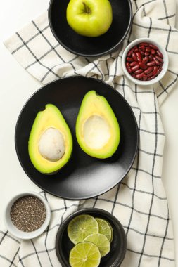 Tabakta vegan protein ürünleri ve beyaz arka planda havlu seti, üst görünüm