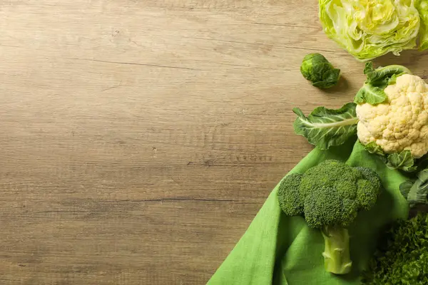 Tahta zemin üzerinde protein sebzeleri ve havlu seti, metin için alan