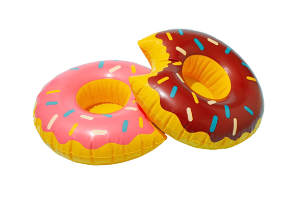 Yaz eğlencesi için pembe ve kahverengi renkte şişirilebilir donutlar, beyaz renkte izole edilmiş, PNG