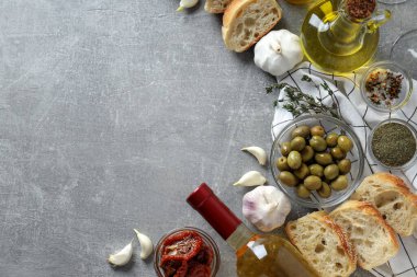 İtalyan mutfağı kavramı, masada bir takım malzemeler..