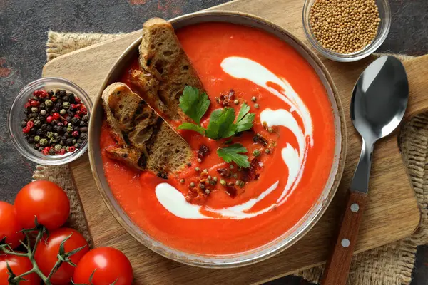 Domates çorbası, sağlıklı yiyecek konsepti, sağlıklı beslenme.