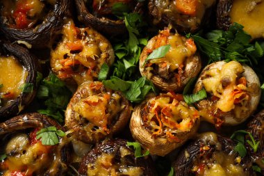 Peynirli ve maydanozlu mantar dolması.