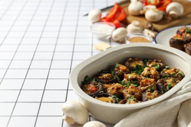 Doldurulmuş mantar, havlu ve sebzeler hafif arka planda, metin için boşluk