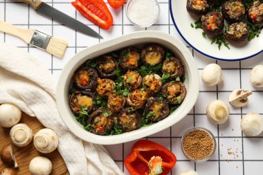 Doldurulmuş mantar, havlu, sebze ve baharatlar.