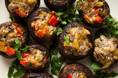 Hafif arka planda doldurulmuş mantarlar, üst manzara.