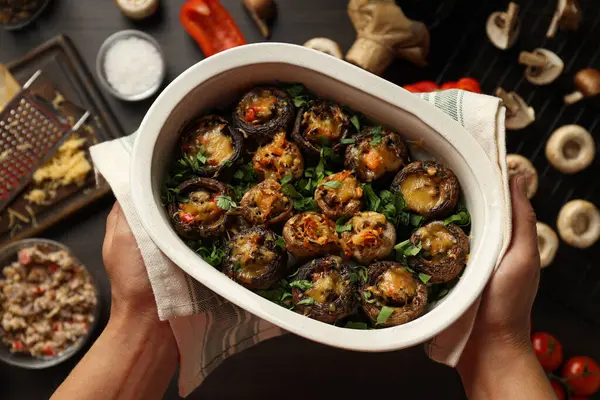 Doldurulmuş mantarlar ve havlular, ahşap arka planda malzemeler, üst manzara.