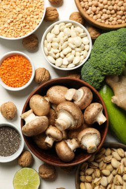 Beyaz zemin üzerinde vegan protein ürünleri kümesi, üst görünüm