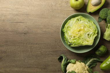 Tahta arka planda protein sebzeleri seti, metin için boşluk