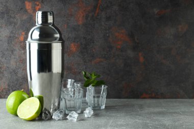 Koyu arkaplanda taze kireç bulunan metal titretici.