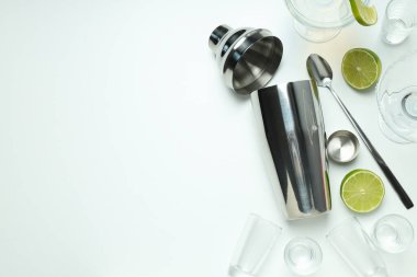 Hafif arka planda taze kireç içeren metal titretici.