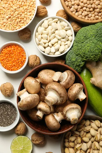 Beyaz zemin üzerinde vegan protein ürünleri kümesi, üst görünüm