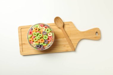 Renkli mısır gevreği, lezzetli kahvaltı konsepti, sabah yemeği.