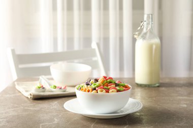 Renkli mısır gevreği, lezzetli kahvaltı konsepti, sabah yemeği, mesaj için yer.