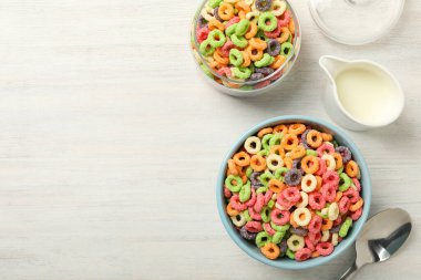 Renkli mısır gevreği, lezzetli kahvaltı konsepti, sabah yemeği, mesaj için yer.