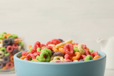 Renkli mısır gevreği, lezzetli kahvaltı konsepti, sabah yemeği, mesaj için yer.