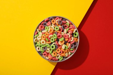 Renkli mısır gevreği, lezzetli kahvaltı konsepti, sabah yemeği.