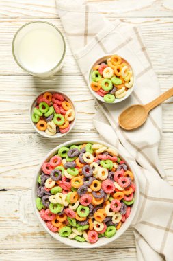 Renkli mısır gevreği, lezzetli kahvaltı konsepti, sabah yemeği.