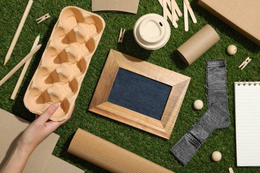 Kağıtlar ve ahşap malzemeler yeşil arka planda yükseltme için, üst görünüm