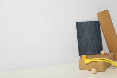 Beyaz arkaplanda yükseltme materyalleri, metin için boşluk