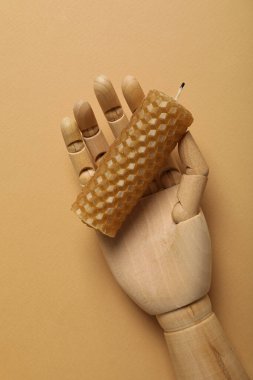 Ev yapımı mumlar ahşap elle bej arka planda, üst manzara