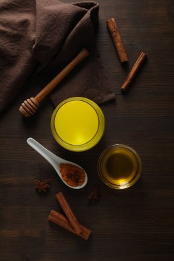 Ay ya da zerdeçal sütü, lezzetli içecek kavramı