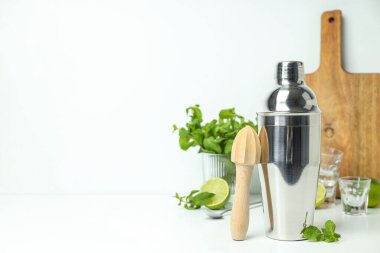 Hafif arka planda taze kireç içeren metal titretici.