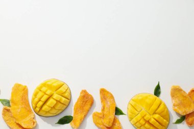 Kurutulmuş mango cipsi ve taze kesilmiş mango.