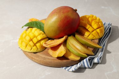 Tahtada taze ve kurutulmuş mango.