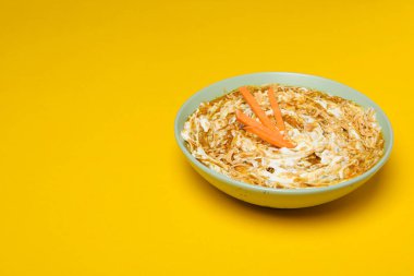 Sarı arka planda tatlı patates püresi, mesaj için yer.