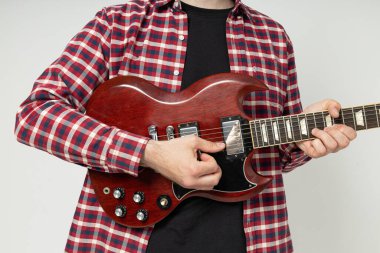 PNG, bir adam güzel bir gitar çalar yakın plan, beyaz arka planda izole edilmiş.