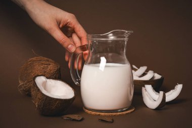 Kahverengi arka planda hindistan cevizi sütü.