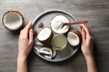 Hindistan cevizi meyveli gri arka planda hindistan cevizi sütü..