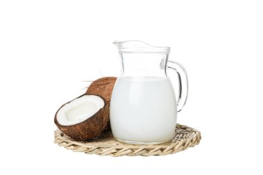 PNG, şişedeki hindistan cevizi sütü, beyaz arka planda izole edilmiş..