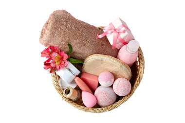 Rahatlamak için pembe spa sepeti, beyaz arka planda izole edilmiş.