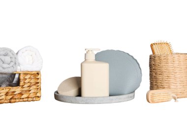 Taze bir his için şık bir banyo dekoru, beyazda izole edilmiş.