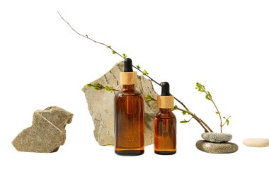 Doğal kahverengi cam şişe görüntüsü, beyaz arka planda izole edilmiş.