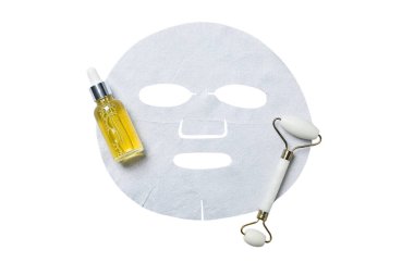 Yüz maskesi, serum ve silindir seti, beyaz üzerine izole edilmiş.