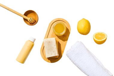 Limon, bal ve cilt bakımı, beyaz arka planda izole edilmiş.